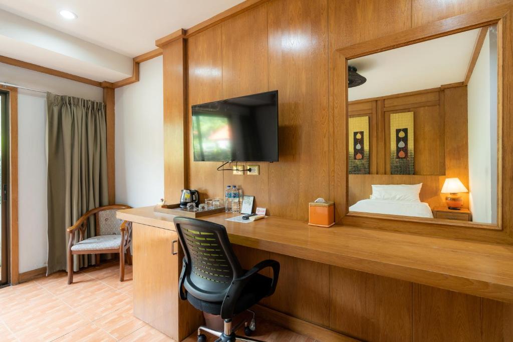 TV a/nebo společenská místnost v ubytování Chabana Resort Bang-tao Beach Phuket- SHA Extra Plus