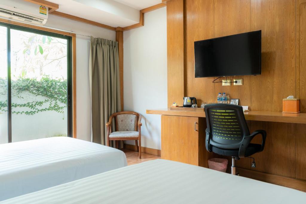 TV a/nebo společenská místnost v ubytování Chabana Resort Bang-tao Beach Phuket- SHA Extra Plus