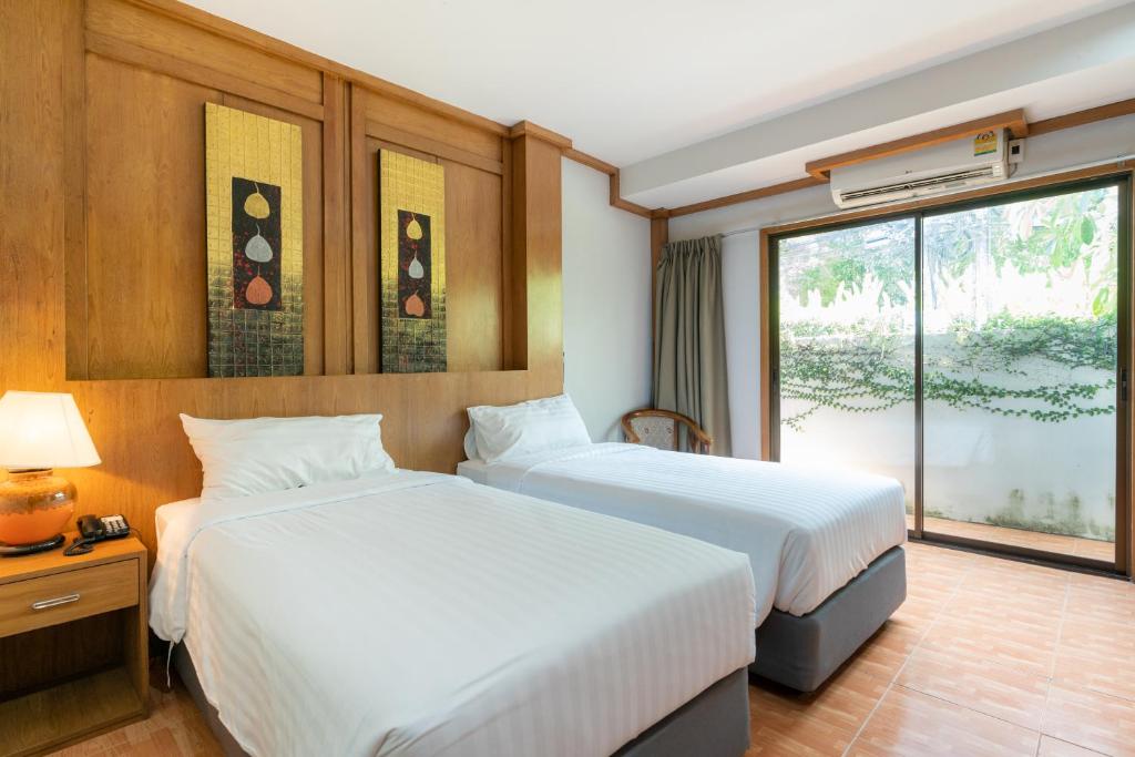 Postel nebo postele na pokoji v ubytování Chabana Resort Bang-tao Beach Phuket- SHA Extra Plus
