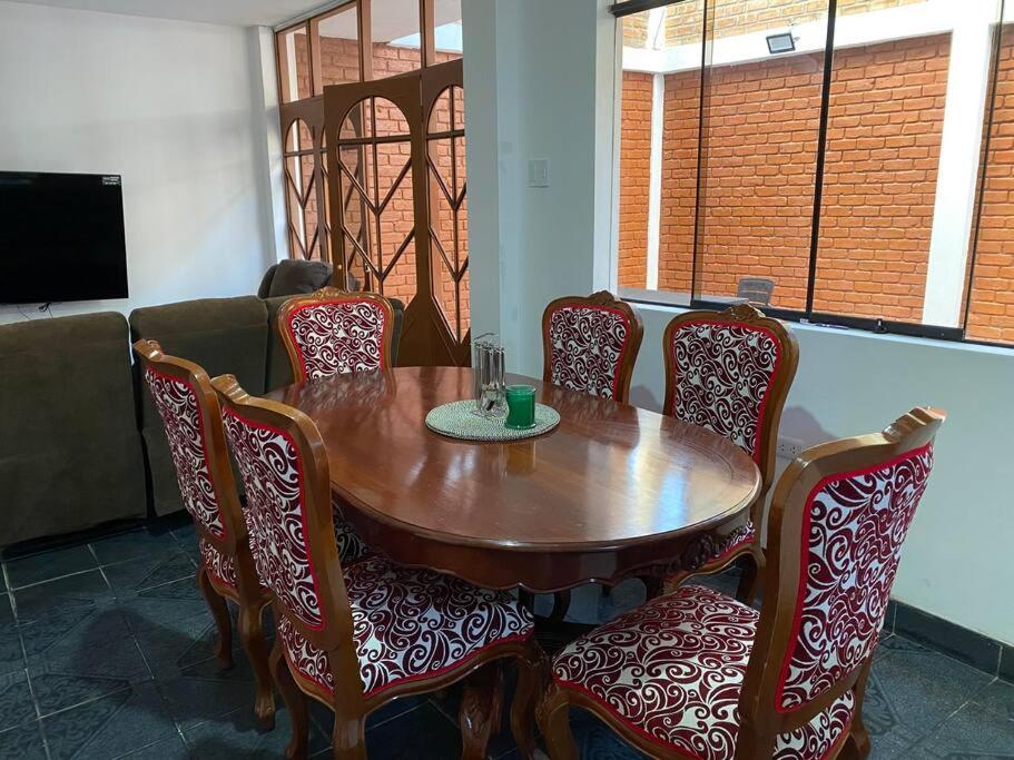 Casa Hospedaje Cajamarca في كاخاماركا: طاولة وكراسي في غرفة مع طاولة