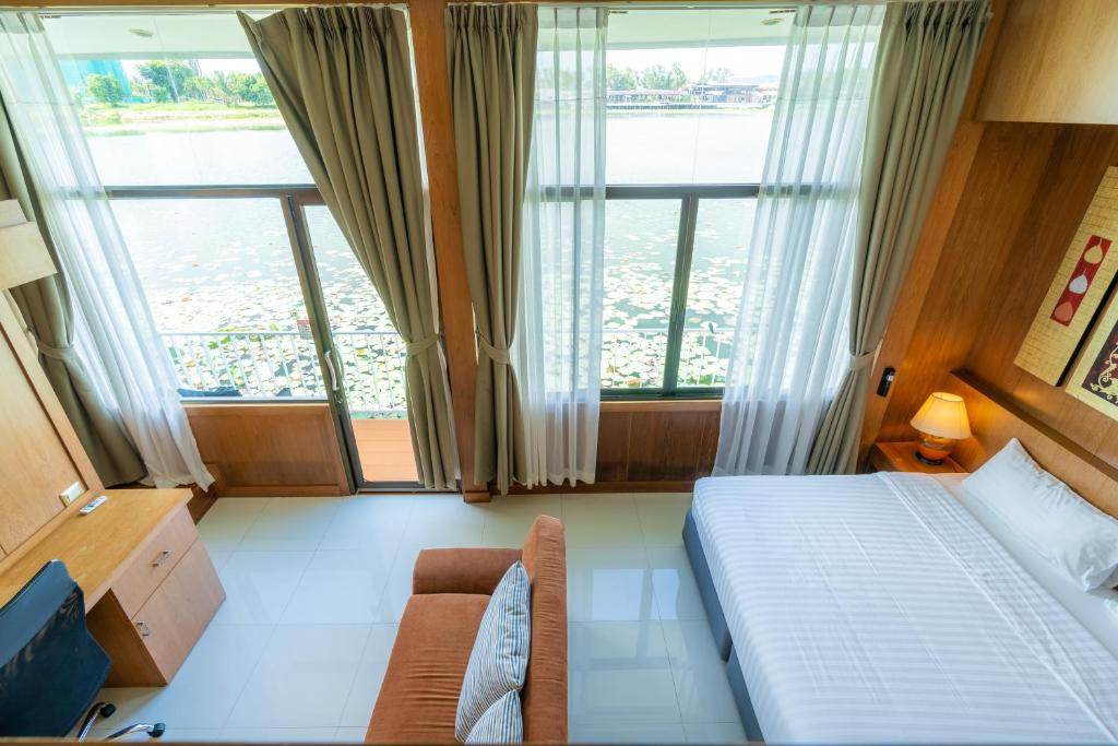 Postel nebo postele na pokoji v ubytování Chabana Resort Bang-tao Beach Phuket- SHA Extra Plus