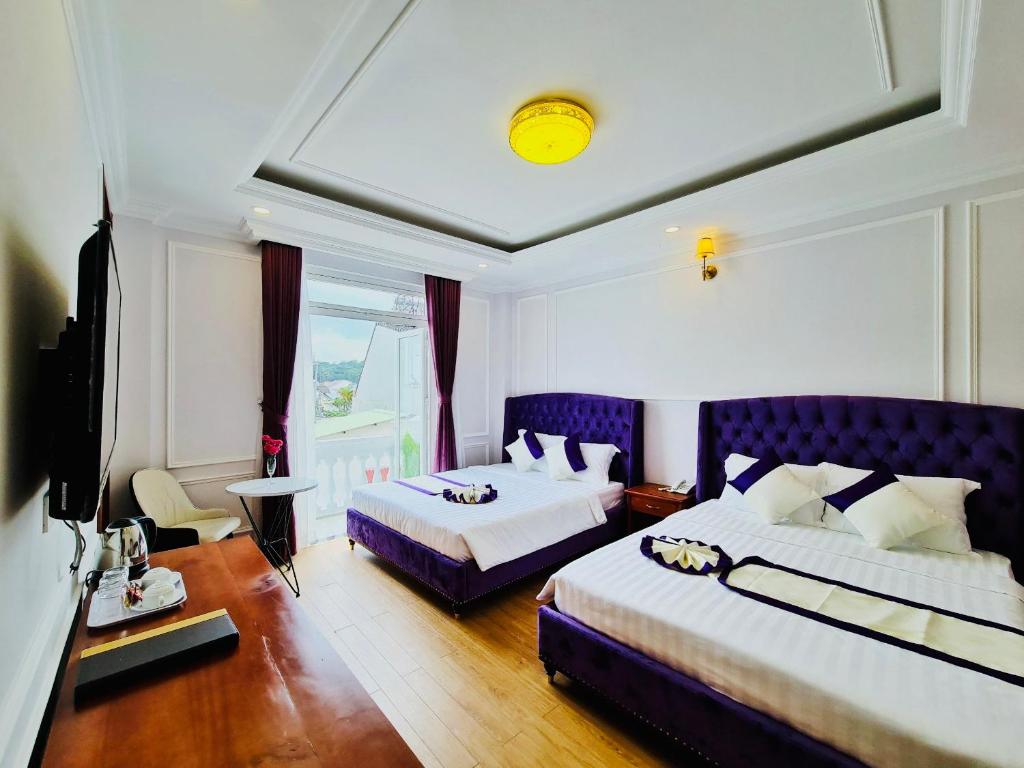 Postel nebo postele na pokoji v ubytování Peach Valley Hotel Dalat