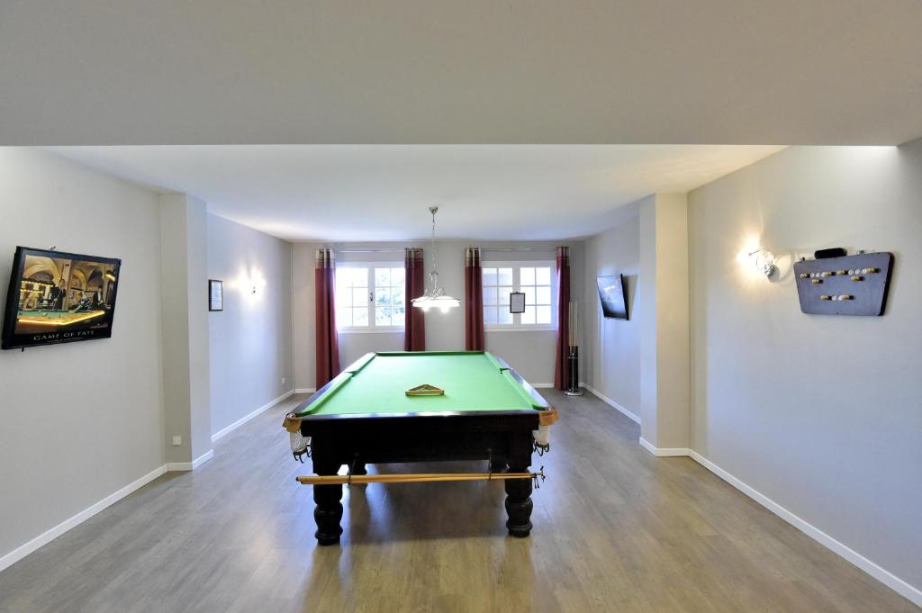 a living room with a pool table in it at Le Domaine des Oliviers in Pierrelatte