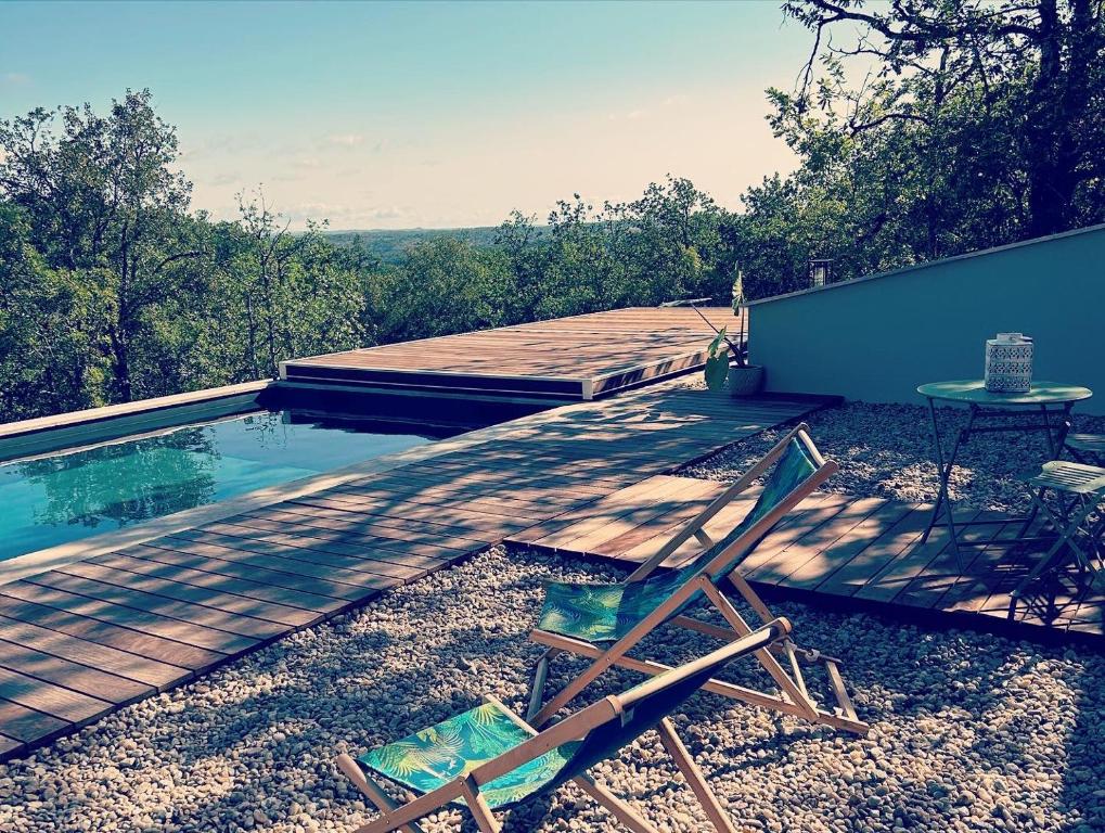 Bazén v ubytování Gîte Ethic Simple & Chic nebo v jeho okolí
