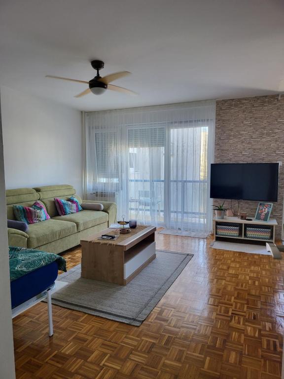 Dolly Apartment Airport - 7