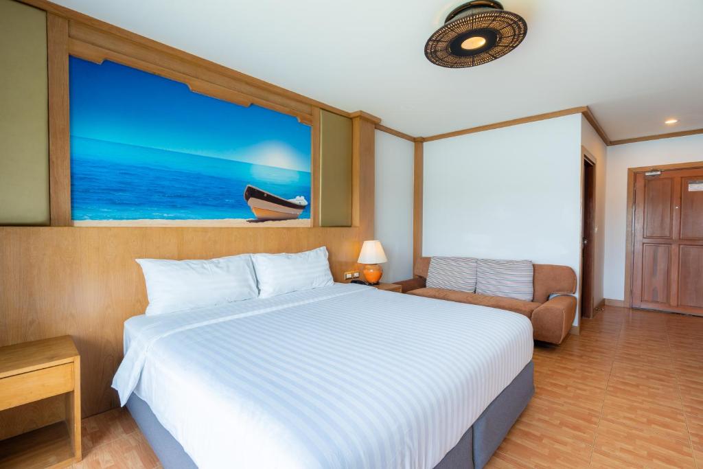 Postel nebo postele na pokoji v ubytování Chabana Resort Bang-tao Beach Phuket- SHA Extra Plus