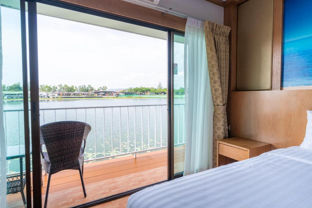 Postel nebo postele na pokoji v ubytování Chabana Resort Bang-tao Beach Phuket- SHA Extra Plus