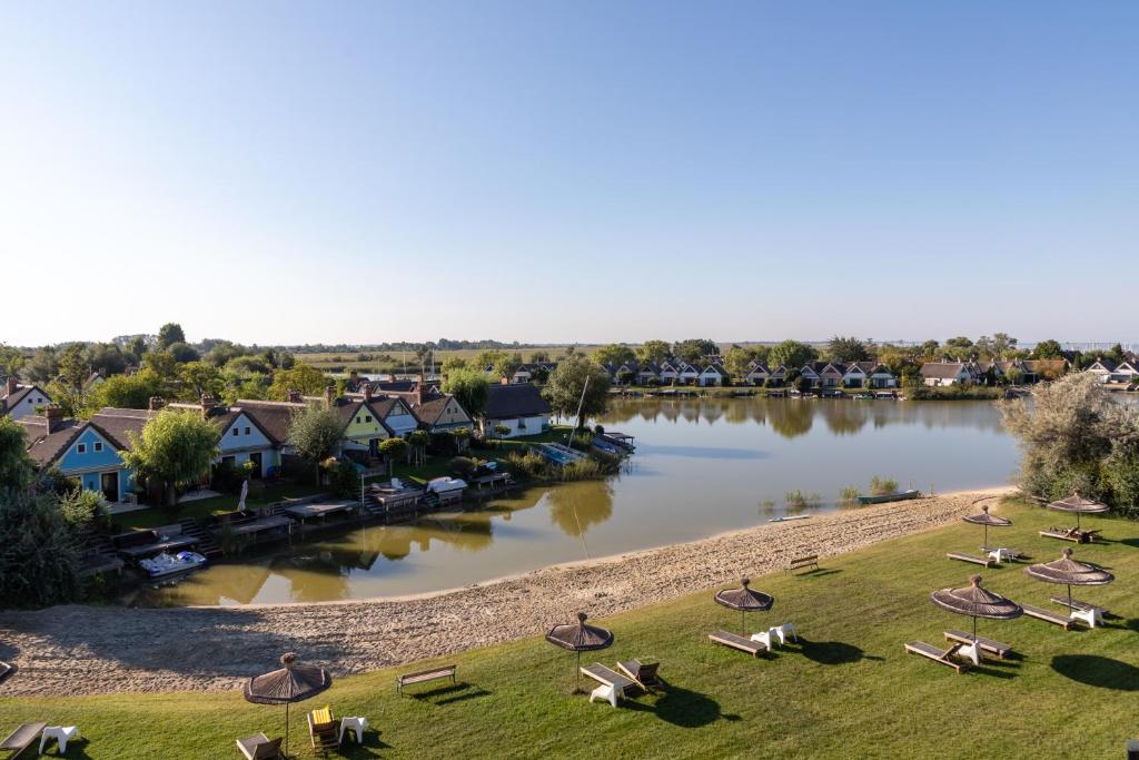 Luftblick auf einen Fluss in einer Stadt in der Unterkunft Seepark Weiden - Baumhof in Weiden am See