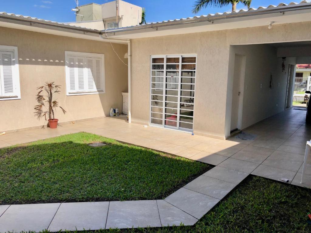 una casa con un prato davanti di Casa em Capao a Capão da Canoa