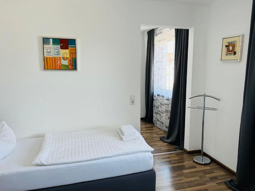 Postel nebo postele na pokoji v ubytování Burghotel Lörrach
