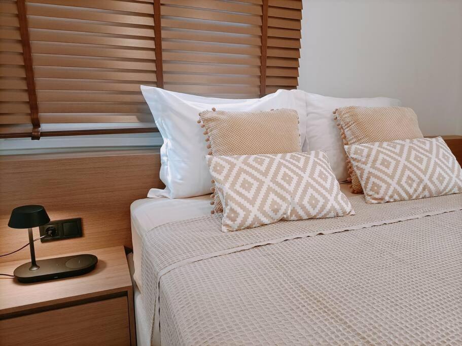 - une chambre avec un lit doté de draps et d'oreillers blancs dans l'établissement LUXE Boutique With Balcony, à Thessalonique