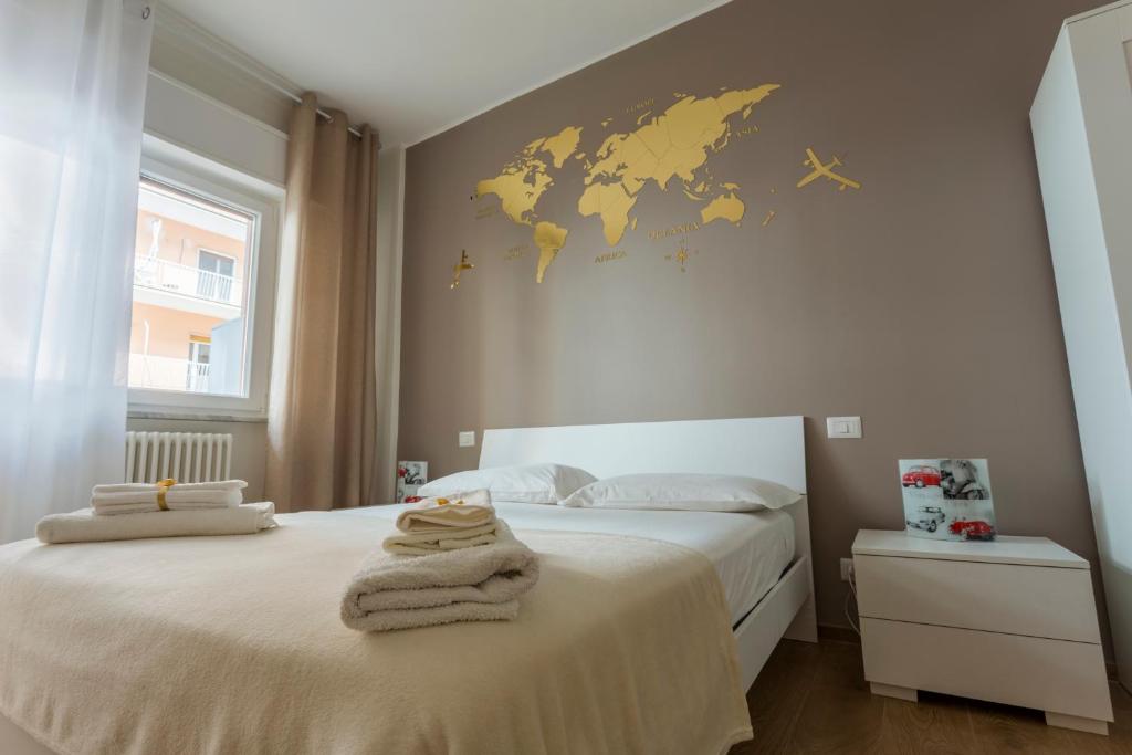 een slaapkamer met een bed met handdoeken erop bij H49 in Bari