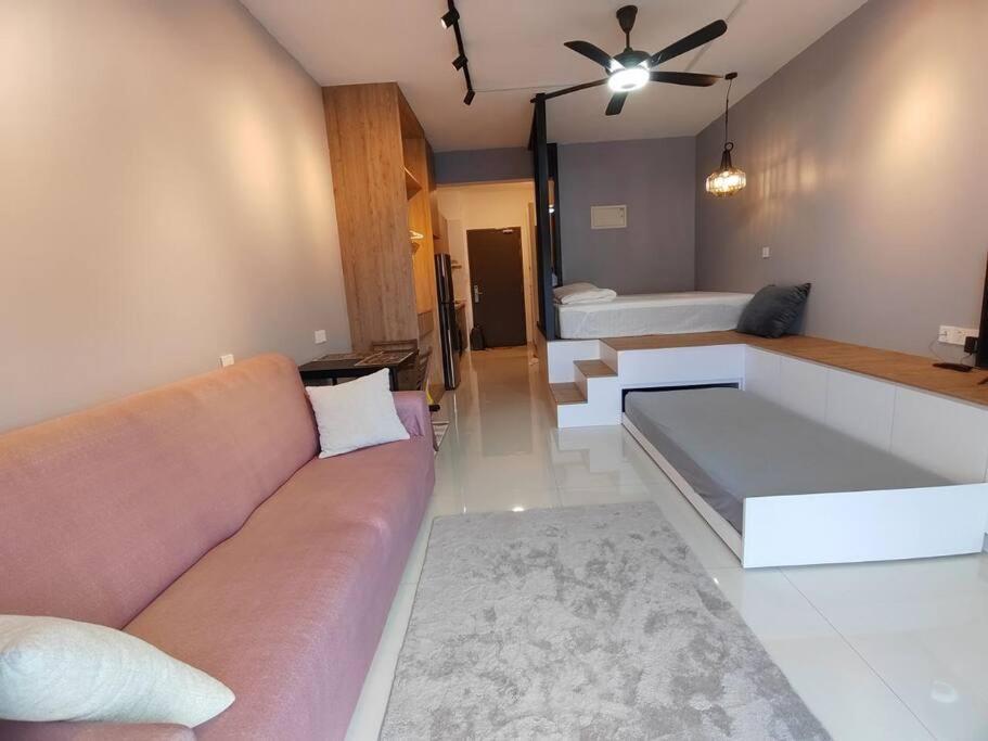 uma sala de estar com um sofá e uma banheira em 1-3pax Studio Wi-Fi 15 min to Jb town Ciq / Skudai em Johor Bahru