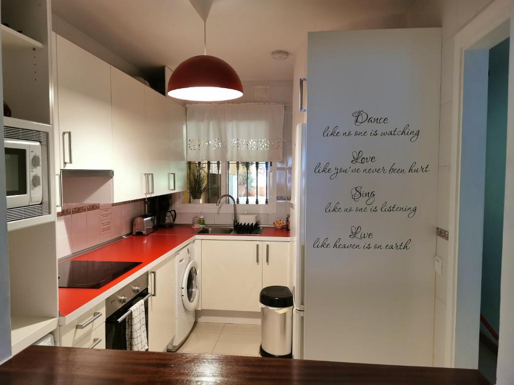 Kuchyň nebo kuchyňský kout v ubytování Elegant apartment in Marbella, 80 m² with shared pool
