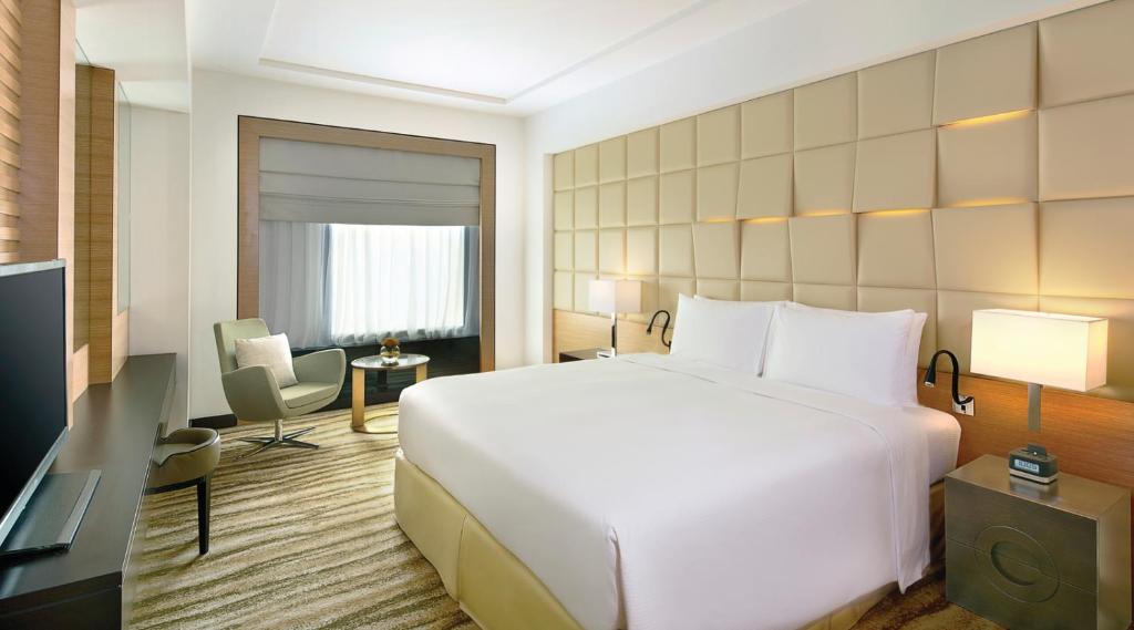 Postel nebo postele na pokoji v ubytování DoubleTree by Hilton Hotel Riyadh - Al Muroj Business Gate