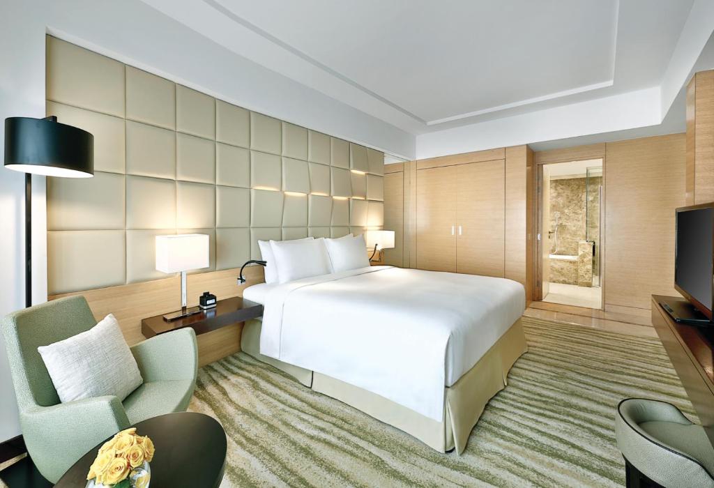 Postel nebo postele na pokoji v ubytování DoubleTree by Hilton Hotel Riyadh - Al Muroj Business Gate
