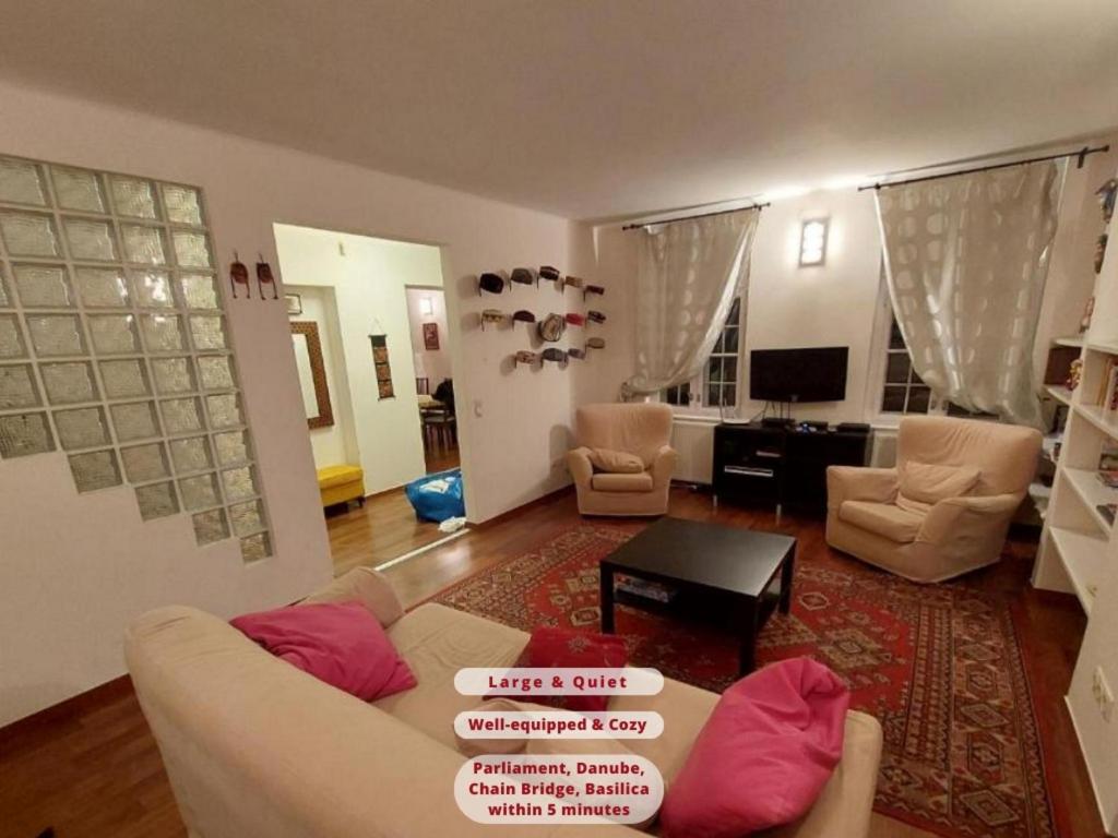 ブダペストにあるQueen Zita Apt 130 m2 near Chain Bridgeのリビングルーム(ソファ、椅子、テーブル付)