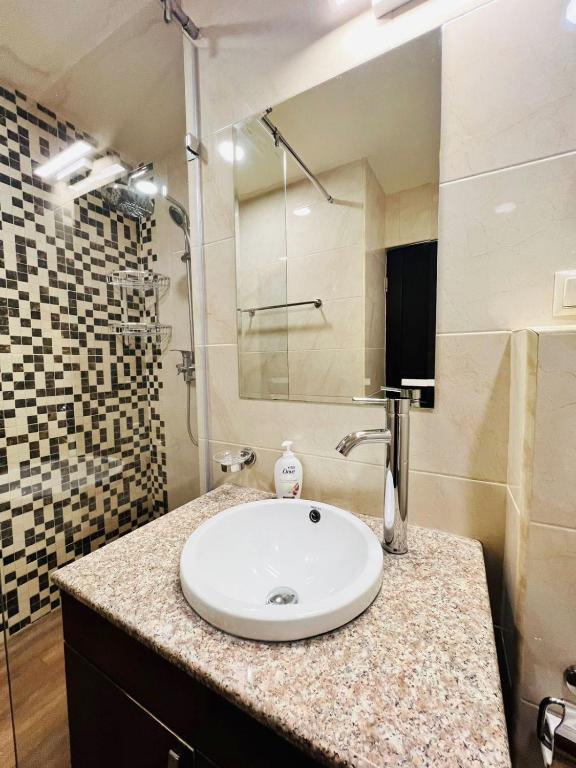 امکانات Modern Apartment +Balcony next to Republic Square, City Center - تصویر ۴