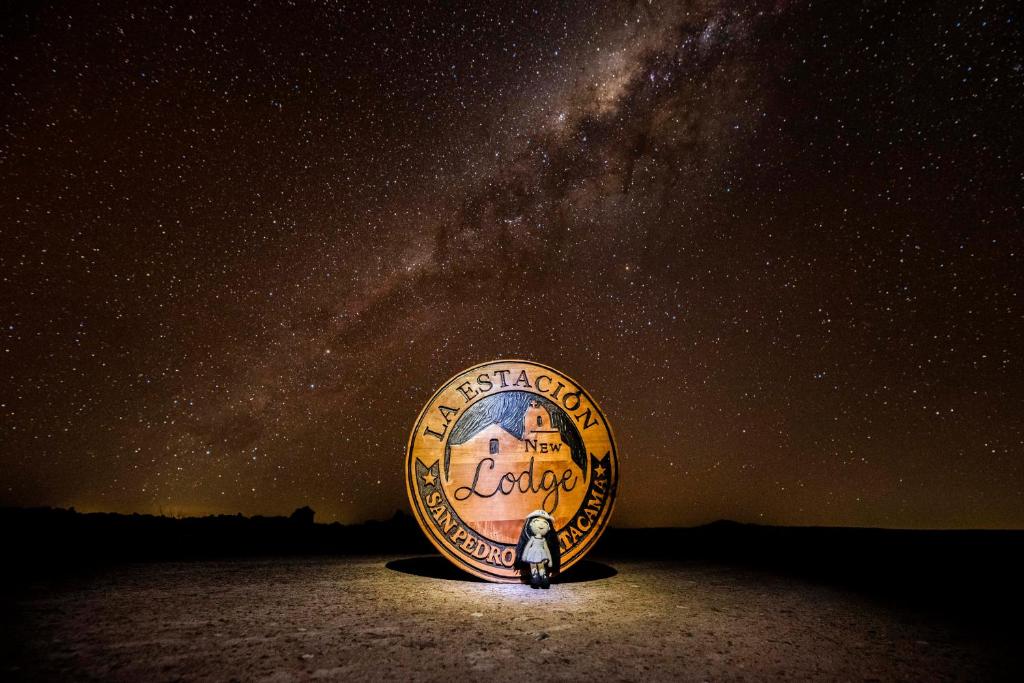 una noche estrellada con una persona de pie en la arena en Nueva Lodge Estación San Pedro de Atacama en San Pedro de Atacama