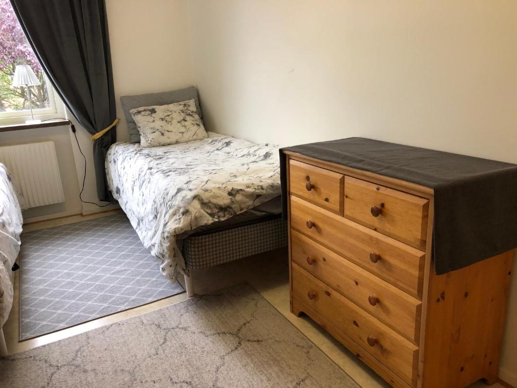 Dormitorio pequeño con cama y vestidor en Nära till allt i Ystad en Ystad