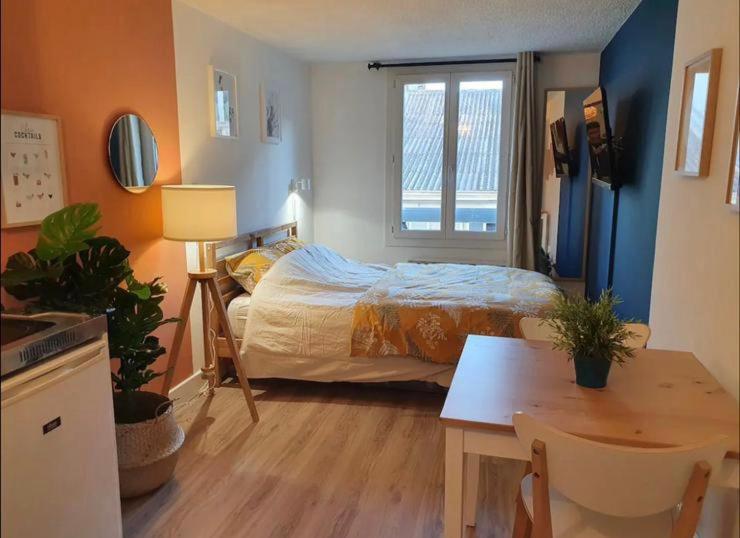 - une chambre avec un lit, une table et une table dans l'établissement Studio à Marseille rue Sainte - centre ville, à Marseille