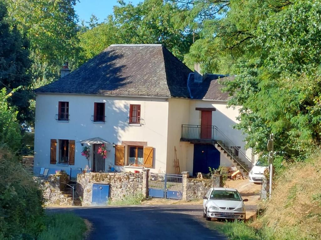une maison blanche avec une voiture garée devant elle dans l'établissement No 2 route de la maronne, Loupiac la Gare, à Loupiac La Gare