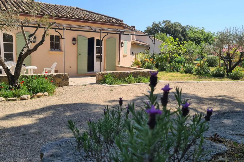 een huis met paarse bloemen ervoor bij Maison Les Marres St-Tropez / Ramatuelle in Saint-Tropez