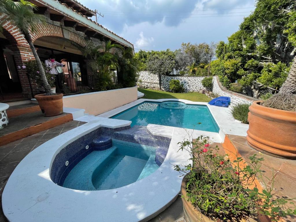 a swimming pool in the backyard of a house at Linda Villa al lado del Club de Tenis in Cuernavaca