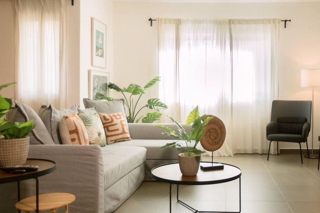 una sala de estar con un sofá blanco y algunas plantas en Relax in Punta Cana, en Punta Cana