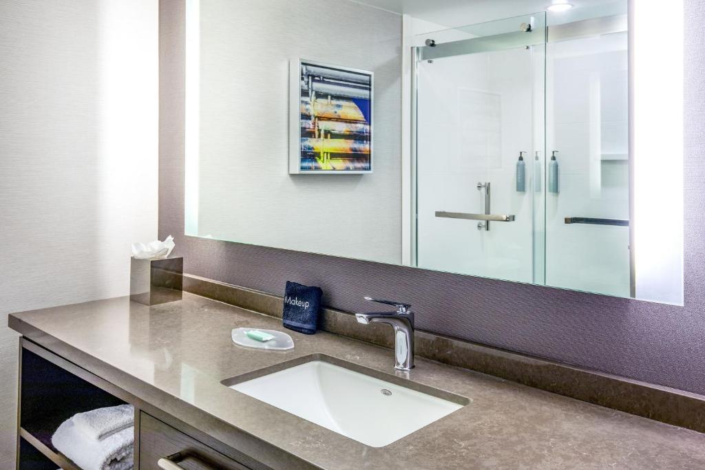 Courtyard by Marriott Boston Billerica Bedford - Suite King De Un Dormitorio Con Sofá Cama