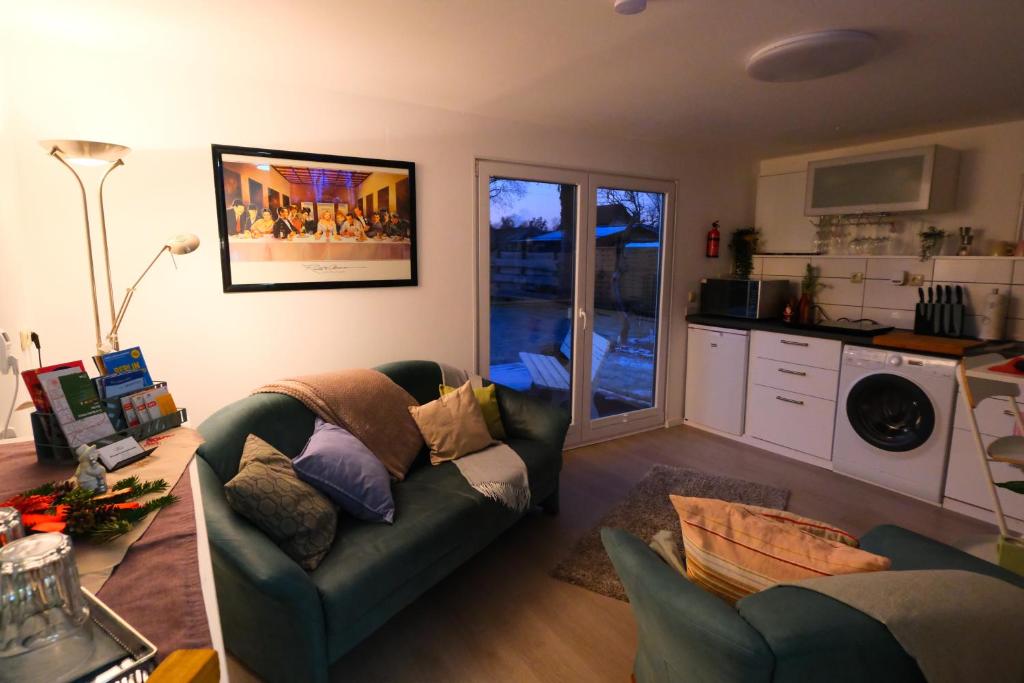 ein Wohnzimmer mit einem Sofa und einer Küche in der Unterkunft CASALINO DI ANNA in Wensickendorf