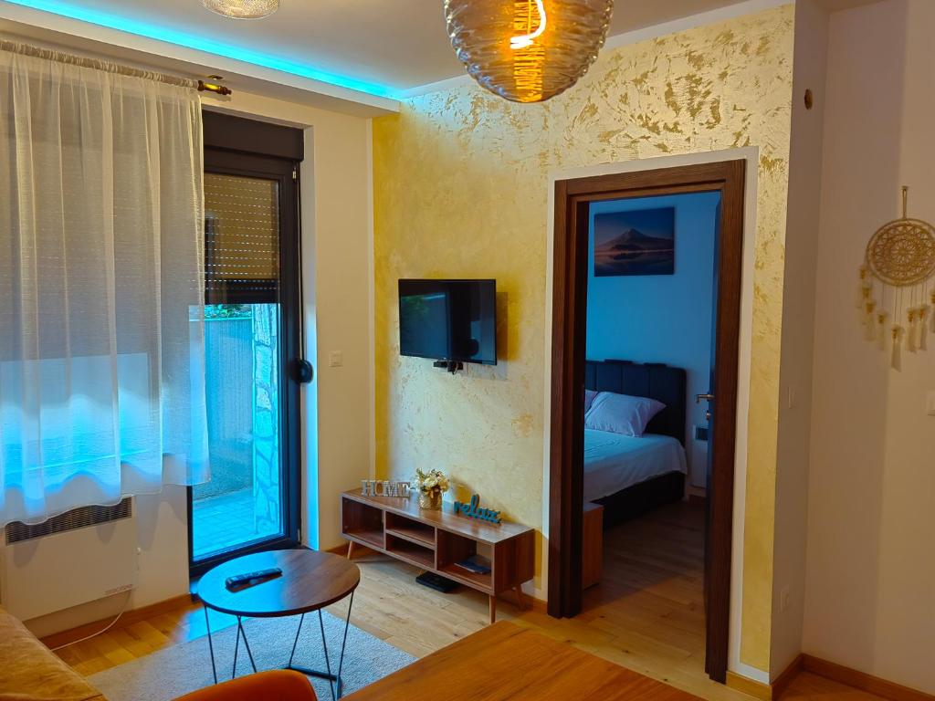 TV i/ili multimedijalni sistem u objektu Apartman "MiLa" - Titova vila Zlatibor