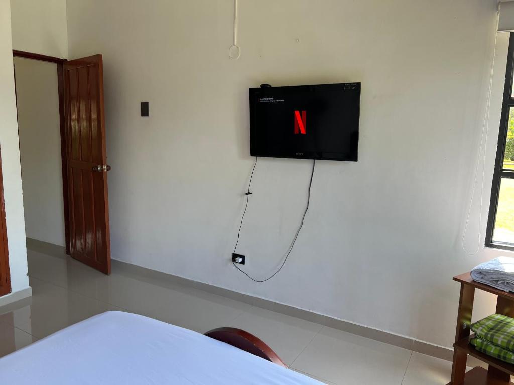 Televiisor ja/või meelelahutuskeskus majutusasutuses Moderna cabaña en Viterbo con Aire AC y Piscina