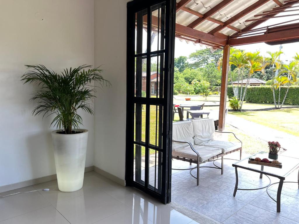 Rõdu või terrass majutusasutuses Moderna cabaña en Viterbo con Aire AC y Piscina