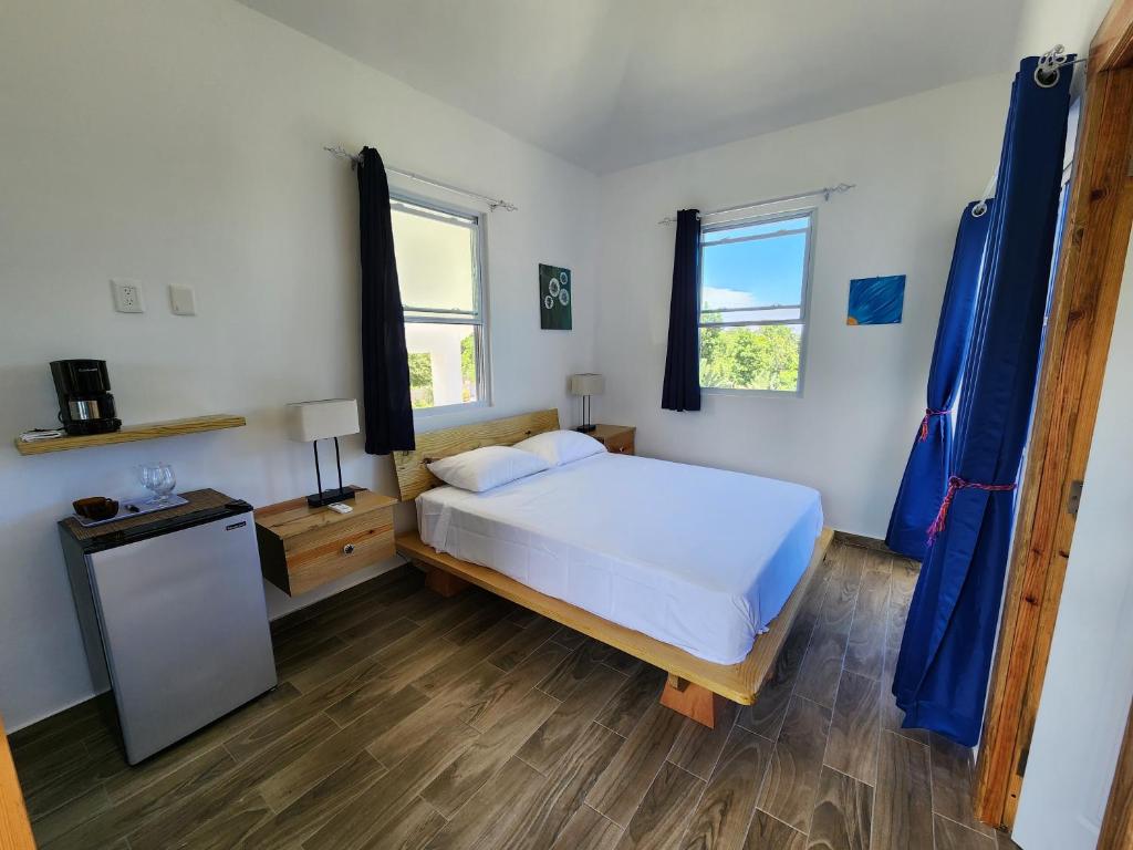 Postel nebo postele na pokoji v ubytování Bella Villa room with large pool and close to beach