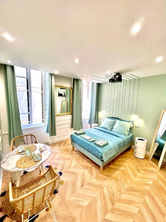 une chambre avec un lit et une table dans l'établissement Hyper centre Toulouse Capitole, à Toulouse