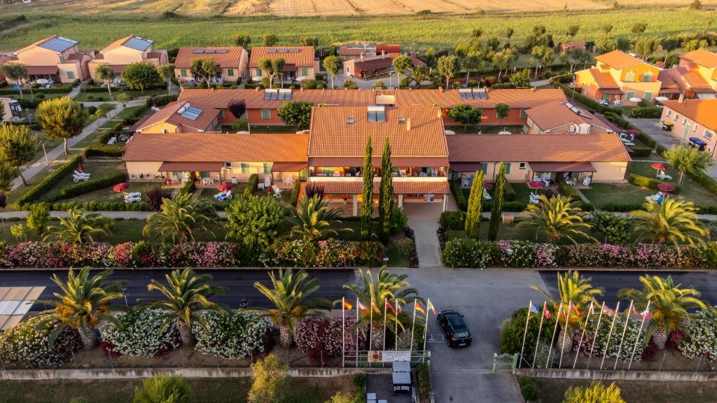 une vue aérienne d'une maison dans une banlieue dans l'établissement Rosa Dei Venti, à Vada