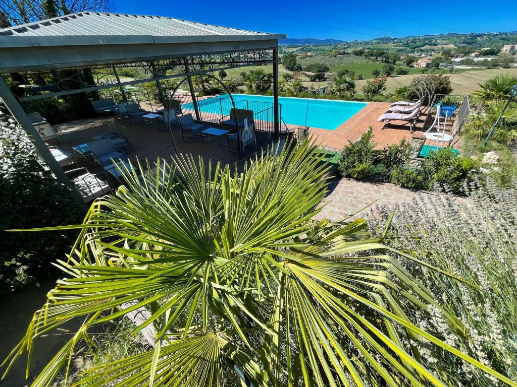 vistas a la piscina desde el techo de una casa en Slps 4 in 6 Gorgeous apts with Beautiful grounds pool jacuzzi Spoleto, en Spoleto