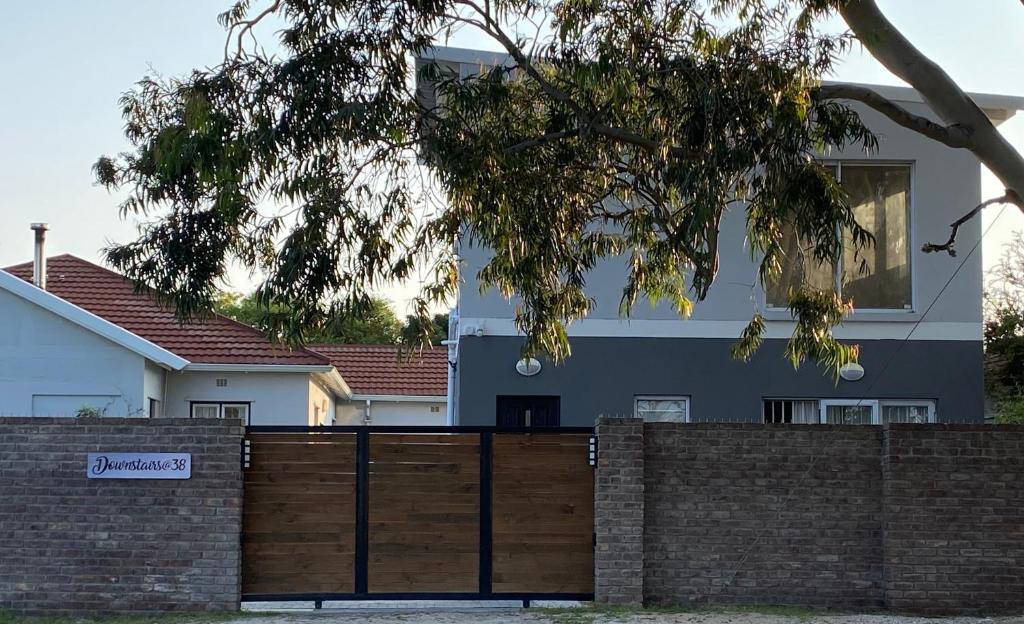 una casa con una recinzione di legno di fronte ad essa di Downstairs @38 a Port Elizabeth