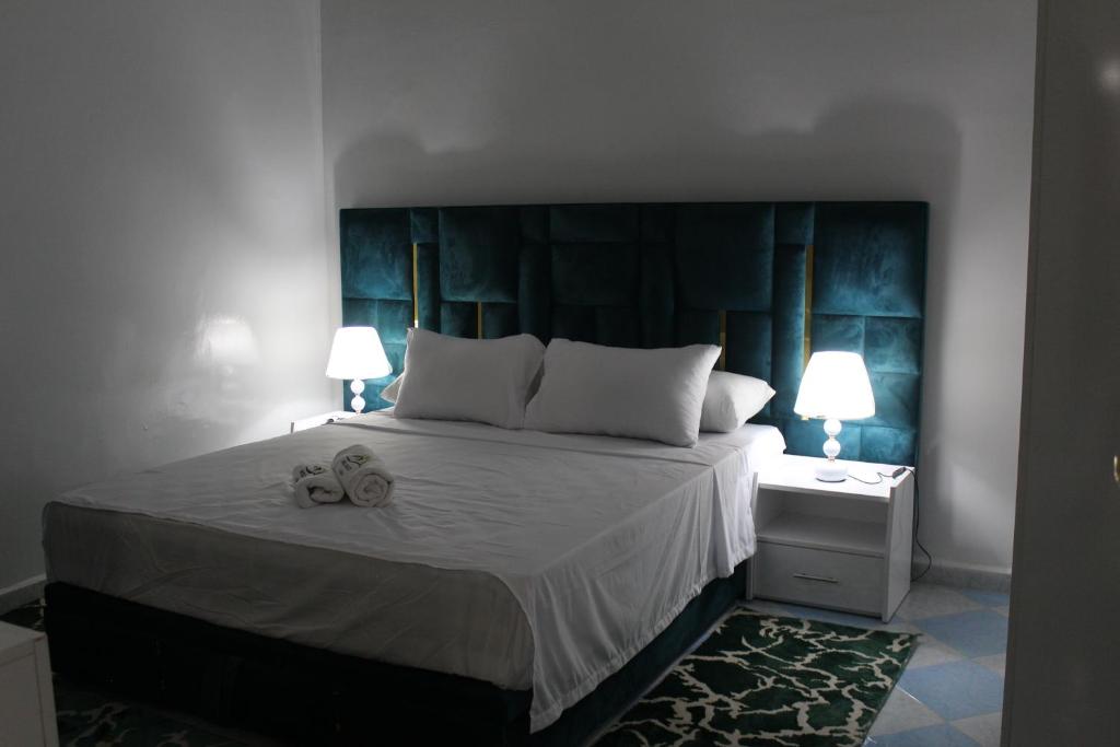 Säng eller sängar i ett rum på Yassers Residence