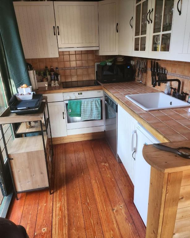 Kuchyň nebo kuchyňský kout v ubytování Le chalet du Cerf - Chambre d'hôte