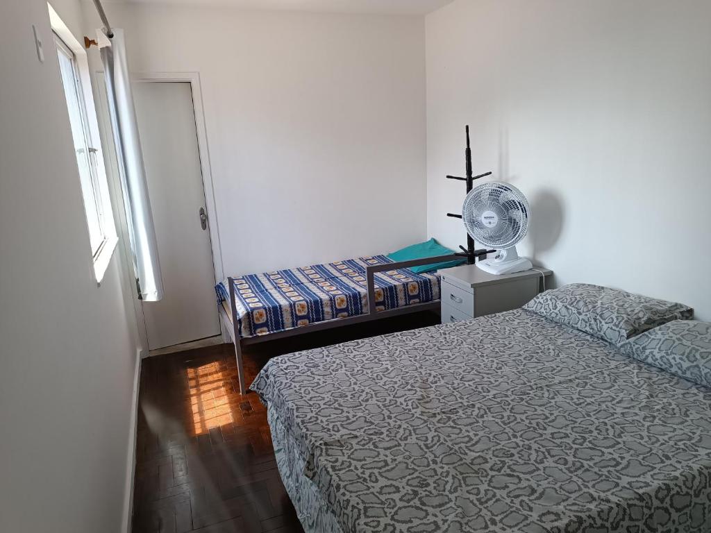 1 dormitorio con 1 cama, ventilador y ventana en Apartamento Completo, Diária ou Temporada, en Salvador