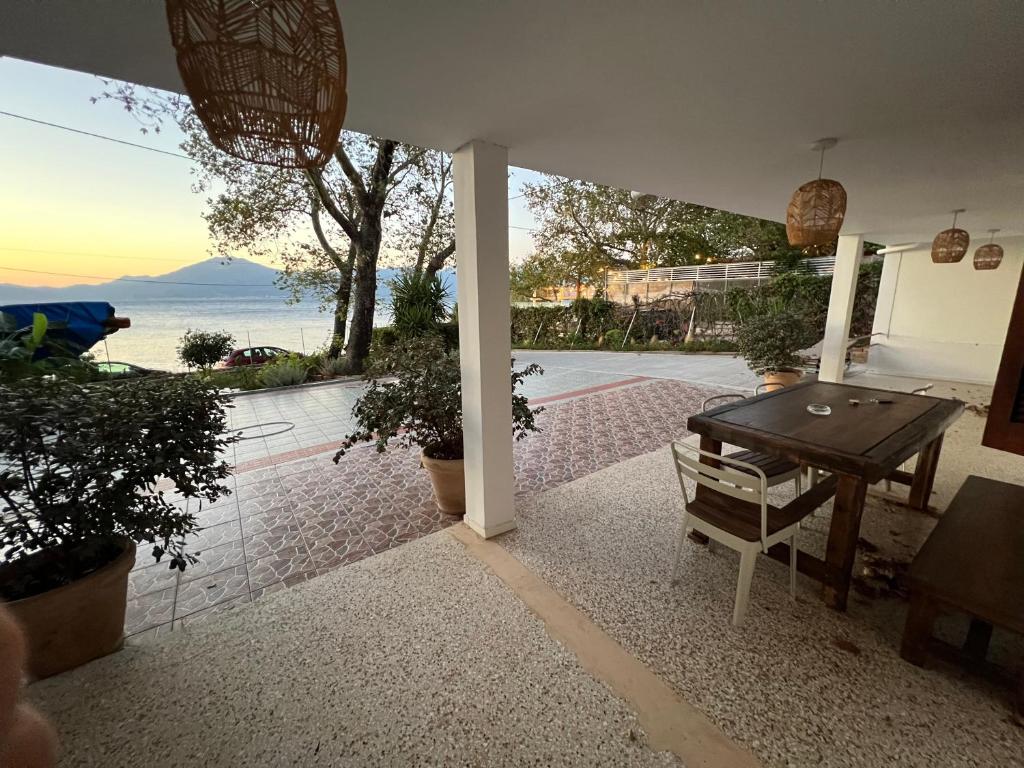 d'une terrasse avec une table et une vue sur l'océan. dans l'établissement Rodini House, à Kato Rodini