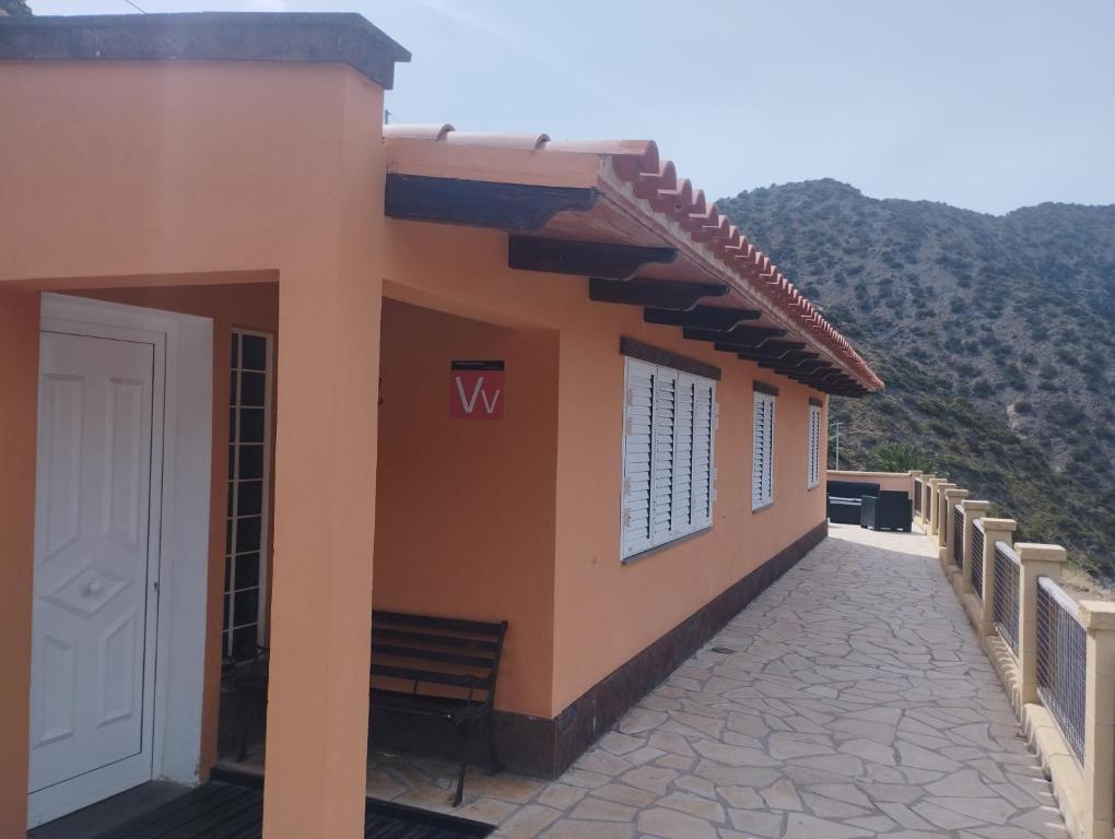une petite maison avec un banc devant elle dans l'établissement Casa Vivi, à Vallehermoso