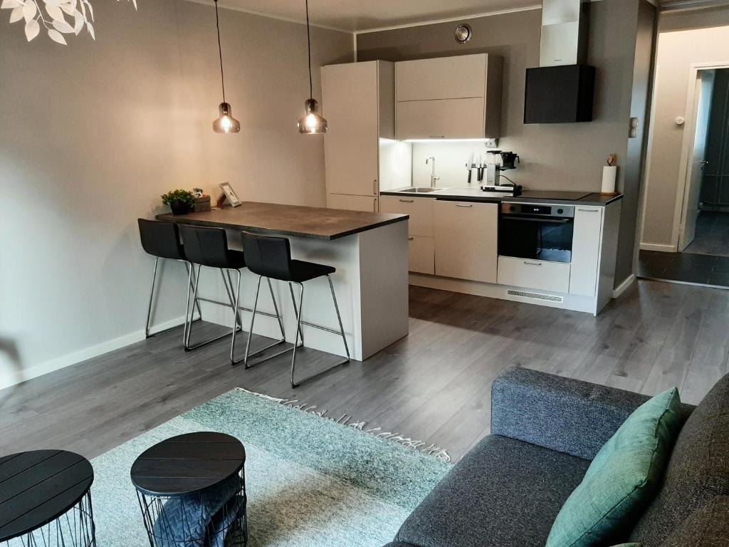 eine Küche und ein Wohnzimmer mit einem Tisch und Stühlen in der Unterkunft Kaski, three-room condo in a prime location, free parking in Tampere