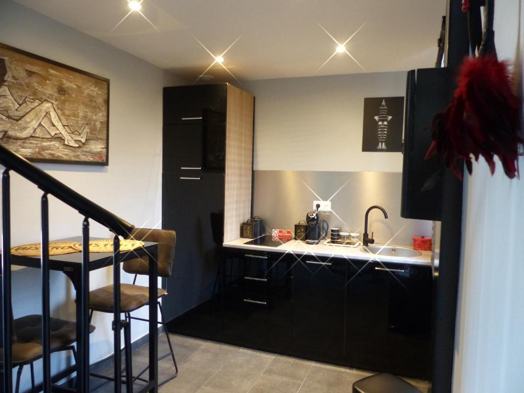 Kuchyň nebo kuchyňský kout v ubytování Love Room SPA l'impertinente