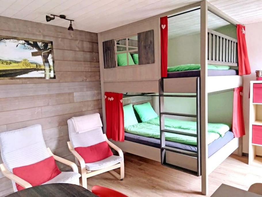 維拉爾－德朗的住宿－Joli studio & Belle Vue + wifi，客房设有双层床和桌椅。