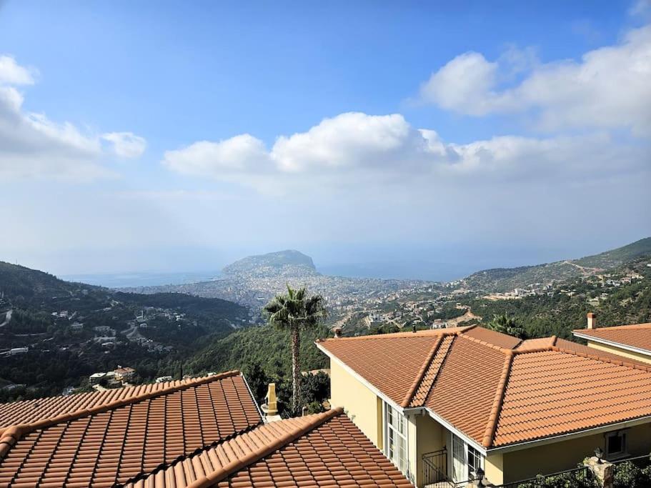 uma vista para as montanhas a partir dos telhados das casas em Alanya Family Paradise Sea View em Alanya