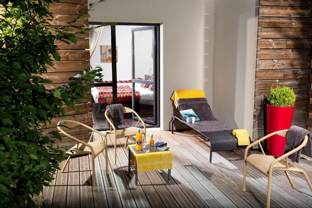 - un salon avec des chaises et une table dans l'établissement Hôtel Auberge de Chavannes, à Courlans