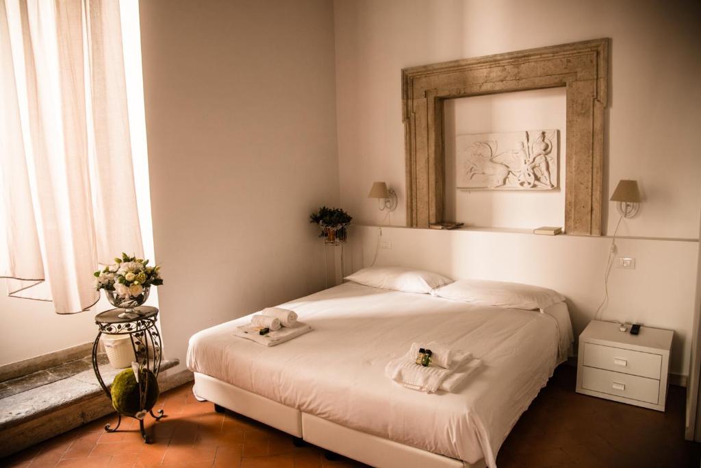 Un dormitorio con una cama con dos toallas encima. en Flowers Apartments, en Roma